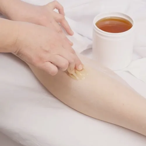 Kosmetička provádějící cukrovou depilaci – Frýdek-Místek